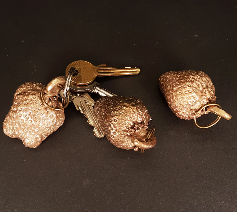 Keychains Strawberry - bronzen beeld - kunst - amsterdam